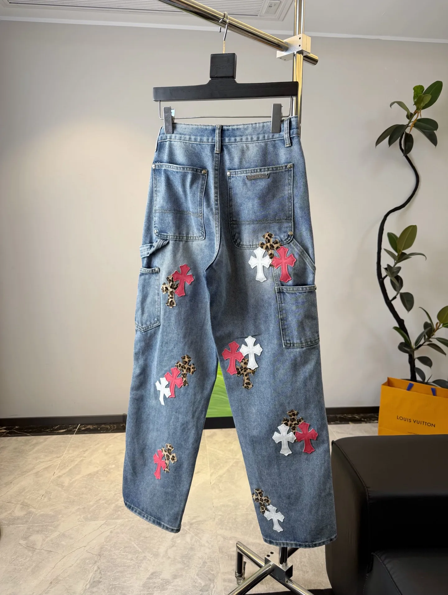 P280 Style number: D314 Chrome Hearts Chrome Hearts workwear pink leopard print washed blue jeans Size: s-XXL (28 30 32 34 36) Color: washed blue Size reference 28 pants length 100 waist 72 30 pants length 101 waist 76 32 pants length 103 waist 80 34 pants length 104 waist 84 36 pants length 106 waist 88